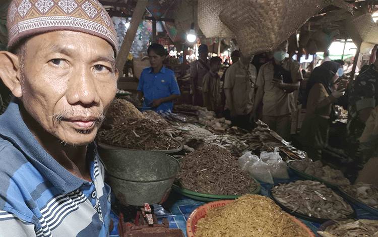 Salah satu lapak pedagang yang menjual ikan kering di Pasar Sayur dan Ikan Kuala Pembuang (Foto : FAHRUL)