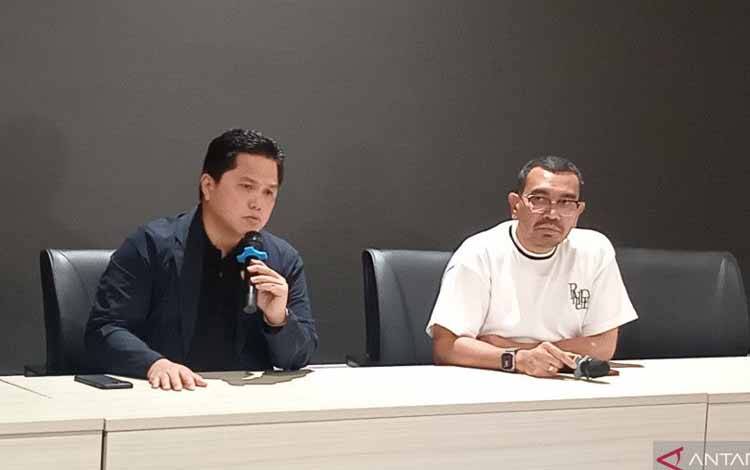 Ketua Umum PSSI Erick Thohir (kiri) menjawab pertanyaan para pewarta di GBK Arena, Jakarta, Rabu (19/4/2023). (ANTARA/RAUF ADIPATI)