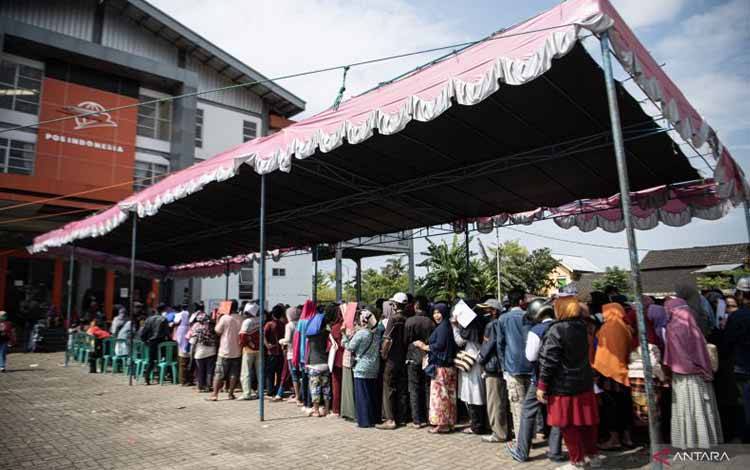 Warga dari Keluarga Penerima Manfaat (KPM) antre menunggu giliran untuk didata oleh petugas saat penyaluran bantuan cadangan beras pemerintah di Kantor Pos Tanjung Api-Api Palembang, Sumatera Selatan, Rabu (12/4/2023). Perum Bulog Kanwil Sumatera Selatan-Bangka Belitung bersama PT Pos Indonesia setempat menyalurkan 6.171 ton beras medium untuk 617.121 orang penerima bantuan pangan atau rumah tangga yang berpenghasilan rendah di Provinsi Sumatera Selatan dan Bangka Belitung untuk program bantuan 