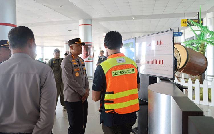 Kapolresta Palangka Raya Kombes Pol Budi Santosa saat melakukan pengecekan keamanan di Bandara Tjilik Riwut (FOTO : HUMAS POLRESTA PALANGKA RAYA)