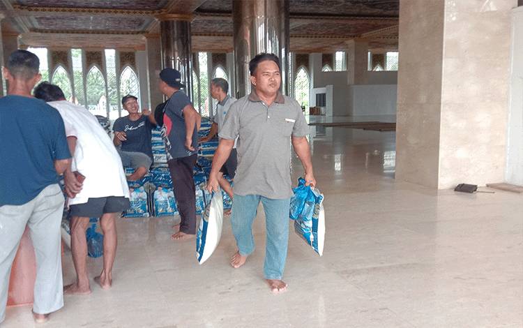 Masyarakat Sukamara mengambil zakat H Abdul Rasyid AS di masjid agung Sukamara, Kamis, 20 April 2023. (FOTO:NORHASANAH)