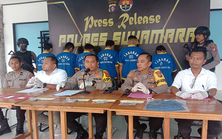 Kapolres Sukamara, AKBP Dewa Made Palguna bersama pejabat Polres Sukamara melakukan pers release, Kamis, 20 April 2023. (FOTO:NORHASANAH)
