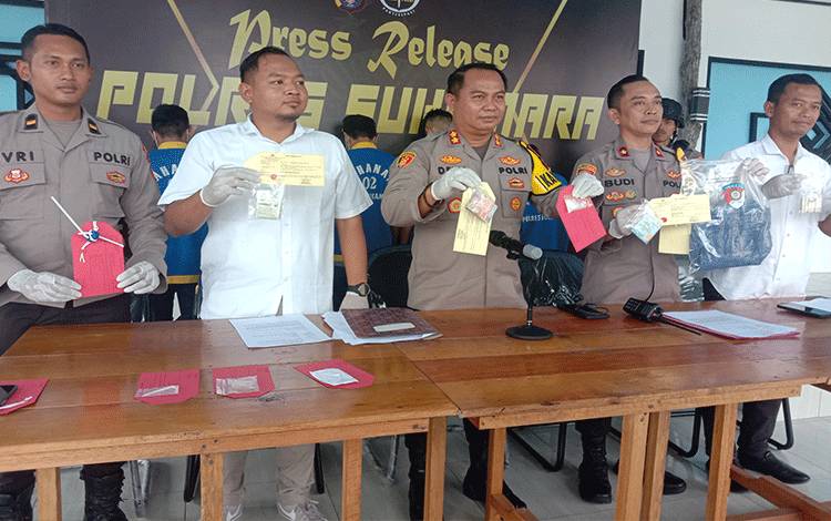 Kapolres Sukamara, AKBP Dewa Made Palguna bersama pejabat Polres Sukamara menunjukan barang bukti pada pers release, Kamis, 20 April 2023. (FOTO:NORHASANAH)