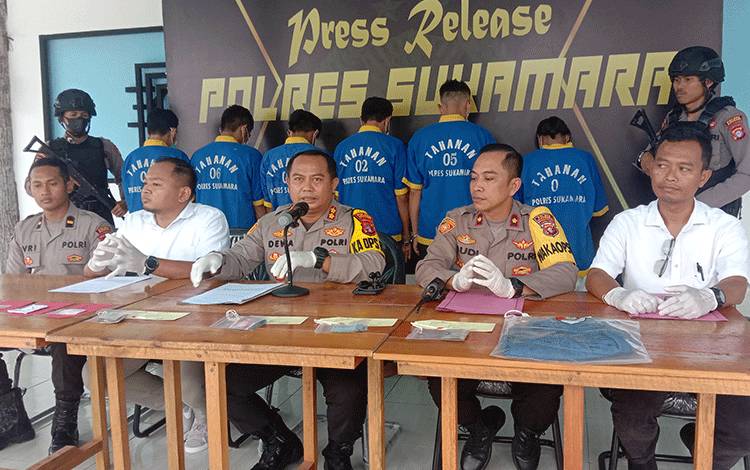 Kapolres Sukamara, AKBP Dewa Made Palguna bersama pejabat Polres Sukamara melakukan pers release, Kamis, 20 April 2023. (FOTO:NORHASANAH)