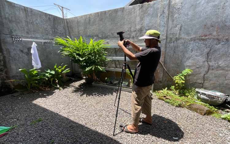 Rokhman Permadi saat melakukan proses pengamatan Gerhana Matahari Hibrida dari sekitar kediamannya di Kuala Pembuang (Foto : Ist)