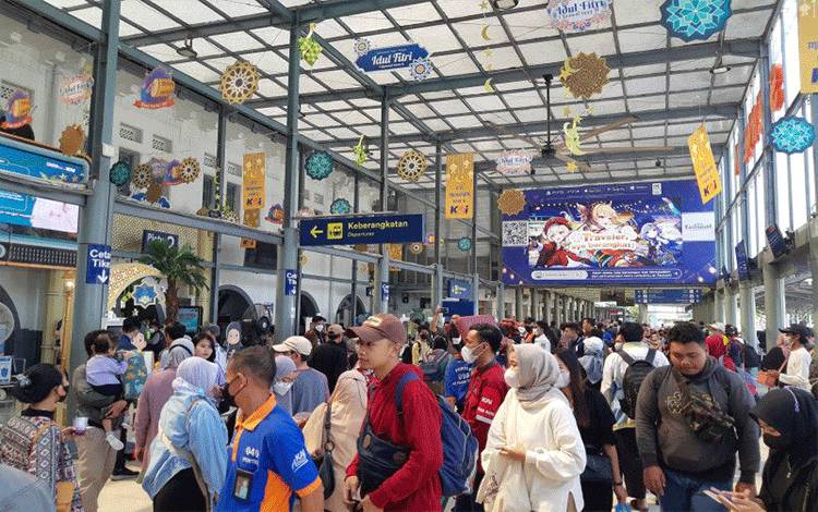 Para penumpang KA mengantre untuk mencetak tiket di Stasiun Pasar Senen, Jakarta, Jumat (21/4/2023). ANTARA/Bayu Saputra
