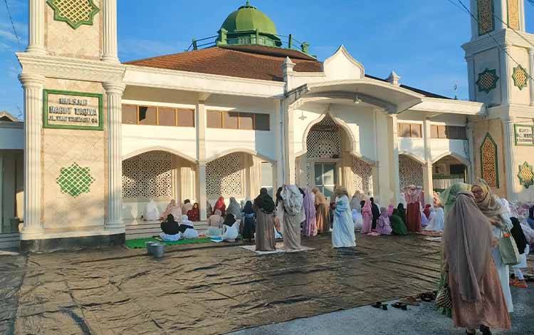 Masyarakat muslim dan muslimah terlihat mulai memadati Masjid Darut Taqwa. (FOTO: PATHUR)