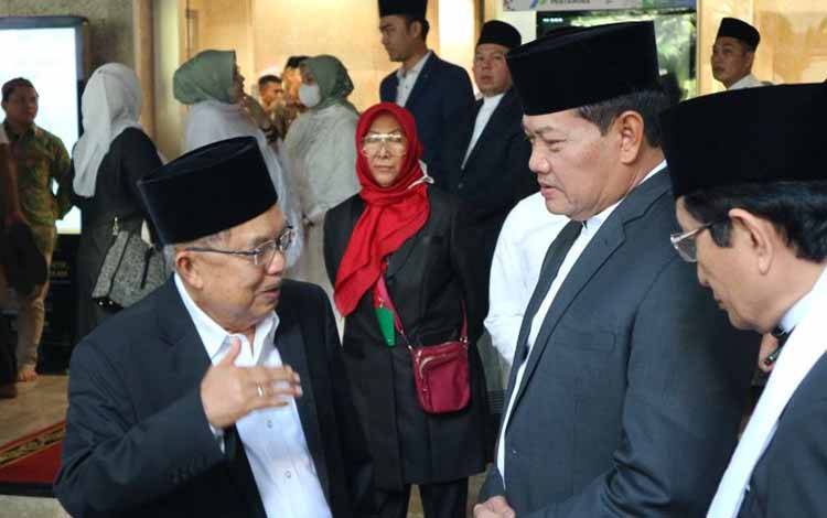 Wakil Presiden RI 2004-2009 dan 2014-2019 Muhammad Jusuf Kalla berbicara dengan Panglima TNI Laksamana Yudo Margono di Masjid Istiqlal Jakarta, Sabtu (22/4/2023). (ANTARA/Desca Lidya Natalia)