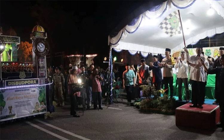 Kegiatan pelepasanPawai Gebyar Gema Takbir Hari Raya Idul Fitri 1444 H, bertempat di halaman Rujab Wakil Bupati Kapuas, tadi malam. (FOTO: IST)
