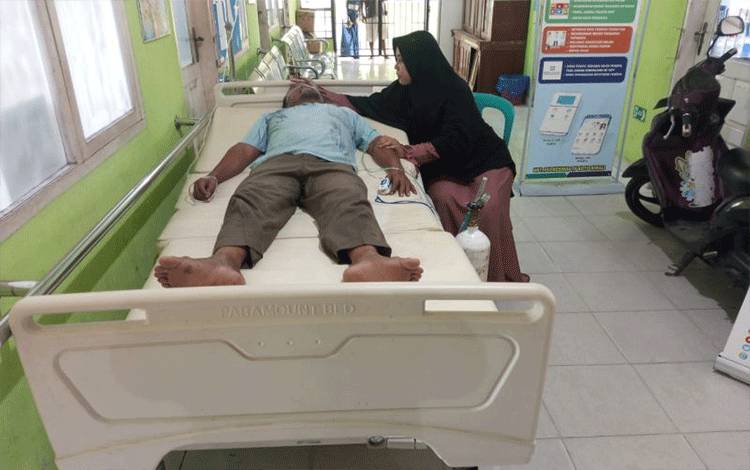 Seorang warga selamat bernama Ali Akbar (45) mendapat perawatan usai insiden di objek wisata Lubuak Cempong, Kabupaten Pasaman Barat, Sumatera Barat, Sabtu (22/4/2023). (ANTARA/HO) 