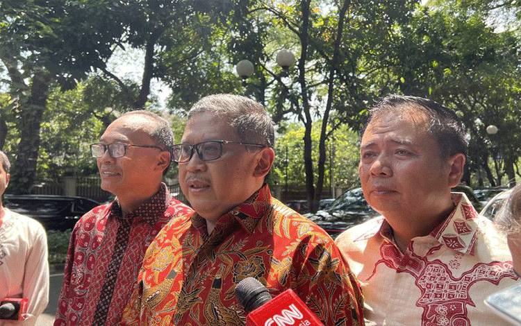 Sekjen PDI Perjuangan Hasto Kristiyanto memberi keterangan kepada wartawan di Menteng, Jakarta Pusat, Sabtu (22/4/2023). (ANTARA/Putu Indah Savitri)