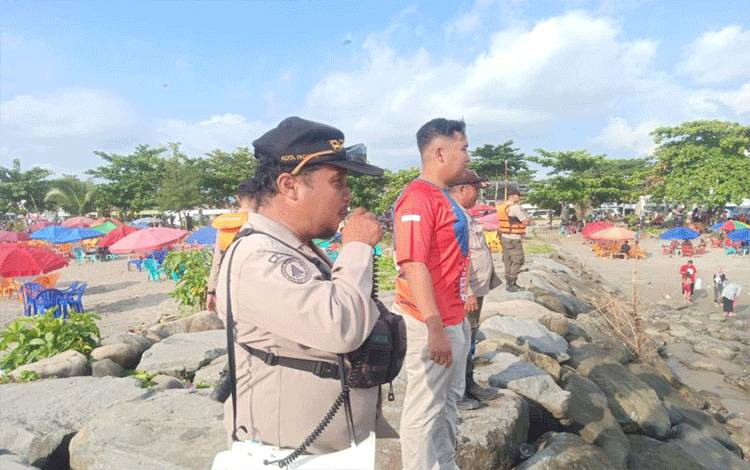 Petugas BPBD Padang, Sumbar, terus melakukan sosialisasi dan edukasi terhadap pengunjung pantai saat libur Idul Fitri 1444 Hijriah, Senin (24/4/2023). (FOTO ANTARA/ HO BPBD Padang)