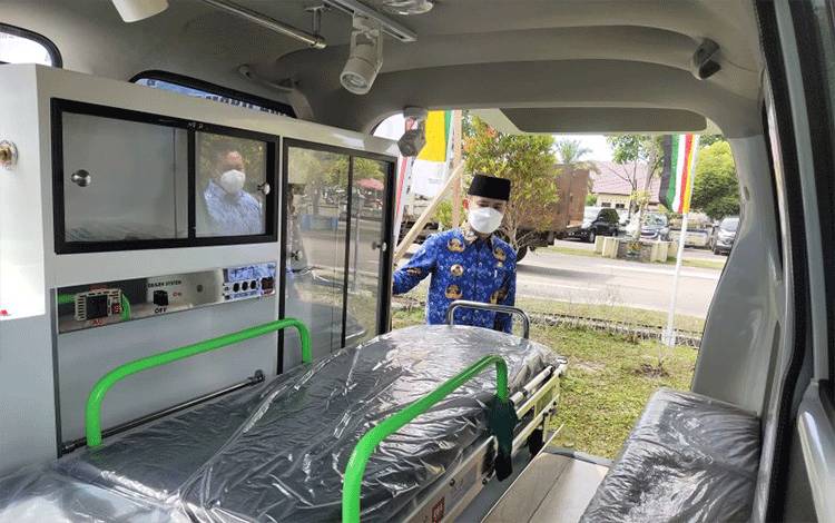 Dokumentasi. Wali Kota Palangka Raya Fairid Naparin memeriksa mobil ambulan milik Dinkes Palangka Raya. (ANTARA/Rendhik Andika)