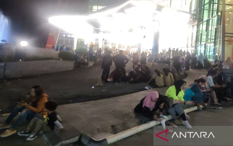 Suasana pengunjung yang berhasil selamat berada di depan Studio Mal (TSM) usai terbakar di Jalan Metro Tanjung Bunga di Makassar, Sulawesi Selatan, Senin (24/4/2023). malam ANTARA Darwin Fatir.
