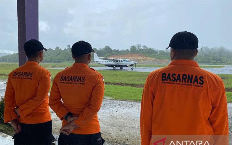 Personel Basarnas mengamati Pesawat Susi Air yang mendarat usai gempa bumi di Bandara Rokot, Kabupaten Kepulauan Mentawai, Selasa (25/4). ANTARA/SAR Mentawai.