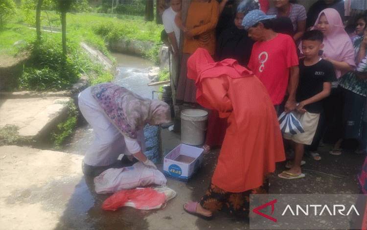 Penemuan mayat bayi dalam selokan Jorong Guk Rantau, Simpang Sawah Balik Nagari Koto Baru, Kecamatan Kubung Kabupaten Solok, Sumbar (ANTARA/Laila Syafarud)