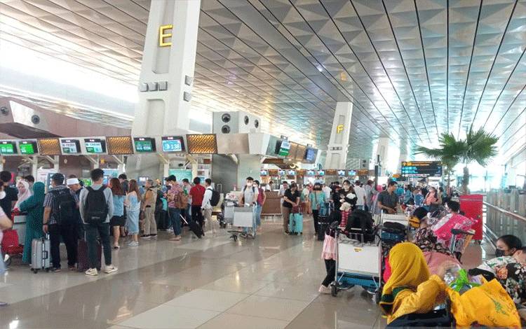 Para penumpang melakukan kebarangkatan dari Bandar Udara Internasional Soekarno-Hatta (Soetta), Tangerang, Selasa (25/04). (ANTARA/ Muhammad Heriyanto)