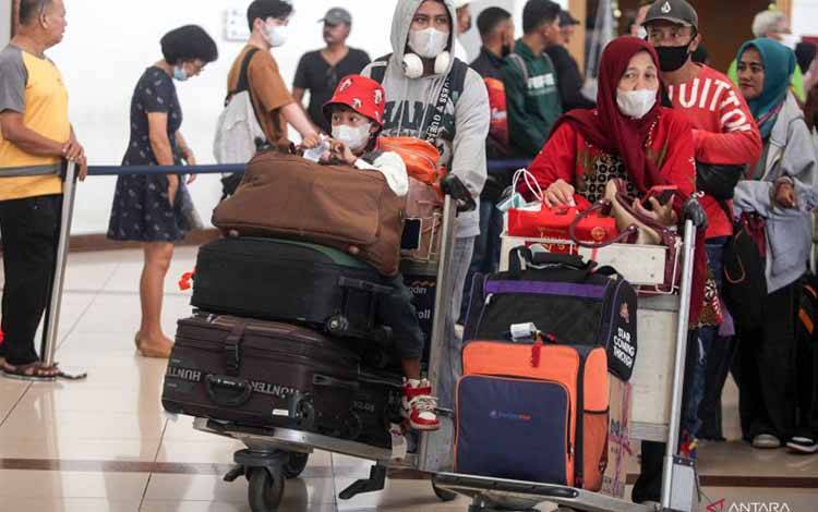 Ilustrasi: Penumpang membawa barang bawaan tiba di Bandara Internasional Juanda Surabaya di Sidoarjo, Jawa Timur. ANTARA FOTO/Umarul Faruq/nym.