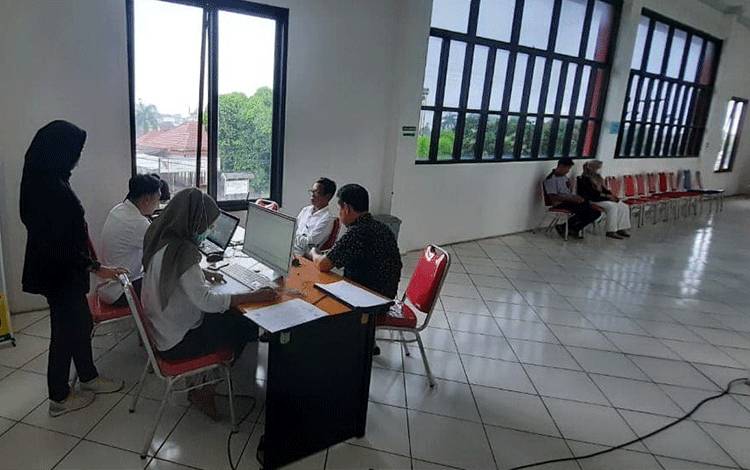 Tim medis RSUD Kuala Pembuang mulai melakukan proses pemeriksaan kesehatan kepada Bacaleg DPRD Kabupaten Seruyan (Foto : RSUD Kuala Pembuang)