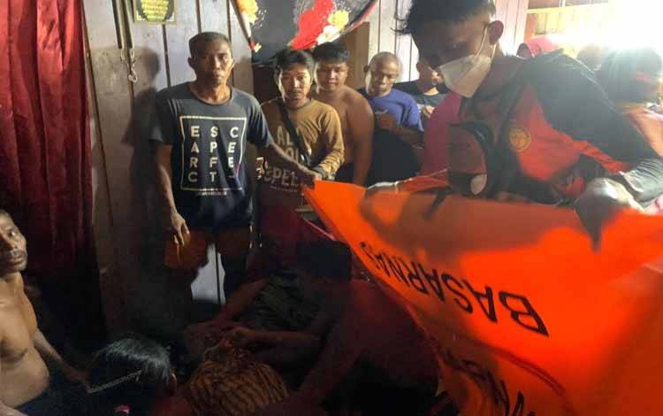 Timsar gabungan berhasil mengevakuasi korban tenggelam warga Desa Rungun Kecamatan Kotawaringin Lama.( foto : Basarnas Palangka Raya)