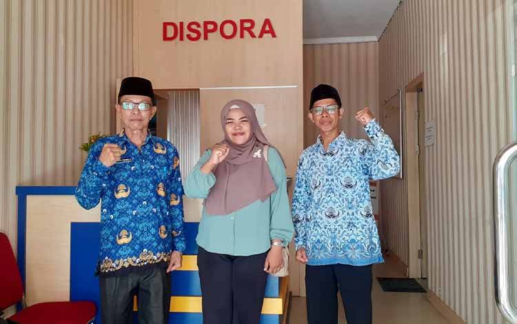 Philipus Trinwan Doktrino, Siti Akobah, Jumriansyah bertemu dan berdiskusi di kantor Dispora Kobar untuk persiapan seleksi PPAP Utusan Kalimantan Tengah 2023, Kamis, 27 April 2023 (FOTO: NURITA)