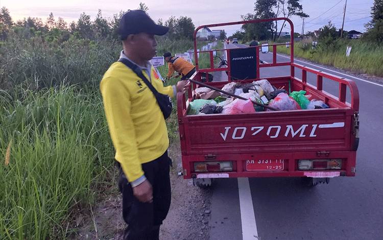 Anggota Tim Pandulima saat melakukan aksi pungut sampah di Jalan Kecipir (FOTO : PATHUR).