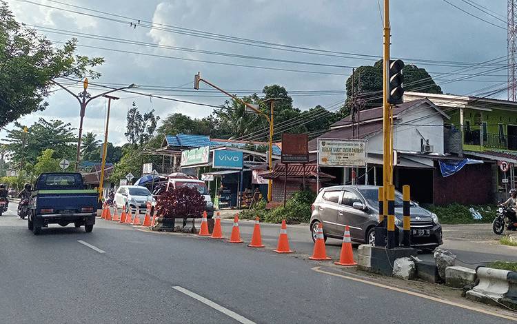 Traffic light di persimpangan Jalan A Yani dan Jalan Nansarunai Tamiang Layang yang tidak berfungsi setelah disambar petir beberapa hari lalu. (FOTO: BOLE MALO)