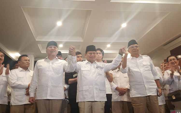 Ketua Umum Partai Gerindra Prabowo Subianto bersama Mochamad Iriawan di Kertanegara IV, Jakarta, Kamis (27/4/2023). (ANTARA/Narda Margaretha Sinambela)