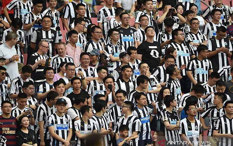 Para pendukung Newcastle United dalam sebuah pertandingan (AFP/HECTOR RETAMAL)