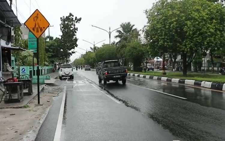 Cuaca gerimis di kawasan RTA Milono Kota Palangka Raya, BMKG memperkirakan dalam masa peralihan kemarau masih sering diselingi hujan. (FOTO: IST)