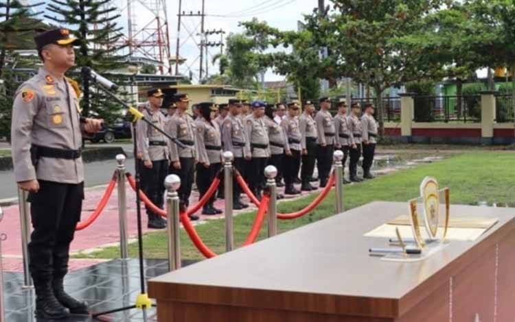 Kapolres Kapuas AKBP Kurniawan Hartono saat pimpin upacara Sertijab Kapolsek Basarang, Jumat, 28 April 2023. (FOTO: IST)