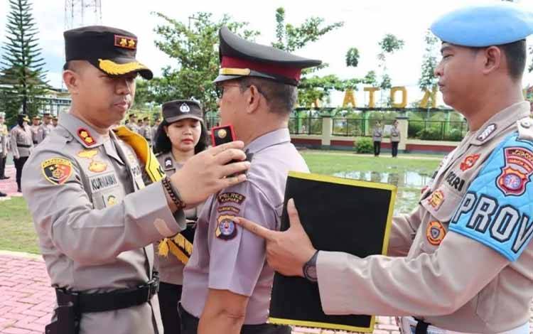 Kapolres Kapuas AKBP Kurniawan Hartoni saat menyematkan tanda pangkat kepada personel terima kenaikan pangkat pengabdian, Jumat, 28 April 2023. (FOTO: IST)