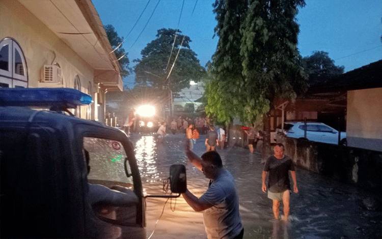 Anggota Polres Lombok Tengah melakukan evakuasi di asrama polres setempat yang diterjang banjir, Jumat (28/4/2023) (ANTARA/Akhyar)