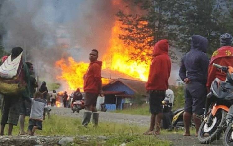 Rumah yang dibakar KKB di Distrik Ilaga, Kabupaten Puncak, Papua Tengah, Jumat (28/4/2023). ANTARA/HO-Polda Papua