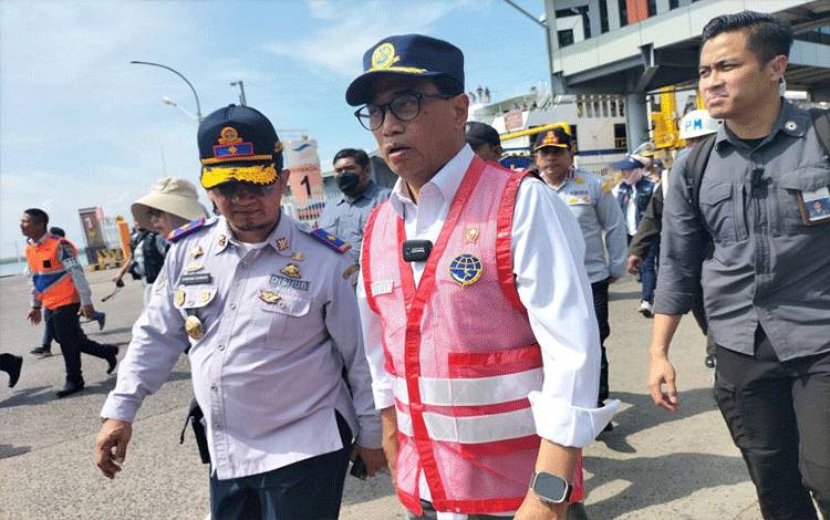 Menteri Perhubungan Budi Karya Sumadi saat mendatangi Pelabuhan Bakauheni, Lampung, Jumat (28/4/2023) ANTARA / Walda