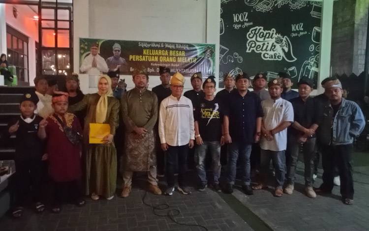 Silaturahmi dan halal bihalal antara organisasi Persatuan Orang Melayu dengan anggota Komisi IV DPR RI asal Kalteng Mukhtaruddin di Kabupaten Kobar, Jumat, 28 April 2023 malam