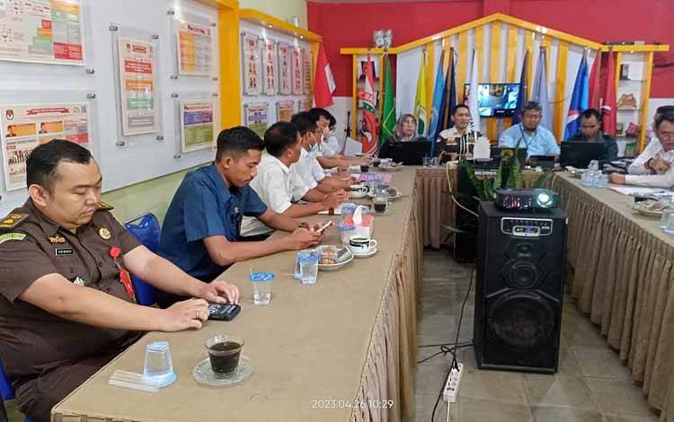 Rapat koordinasi KPU Barito Timur terkait persiapan pendaftaran calon anggota legislatif beberapa hari lalu. (FOTO: IST)