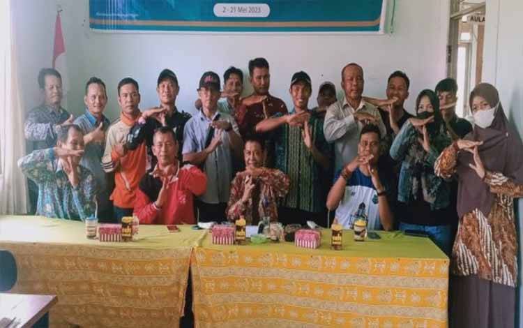 Camat Bataguh bersama peserta sosialisasi FKP pendataan awal Regsosek di Kecamatan Bataguh. (FOTO: IST)