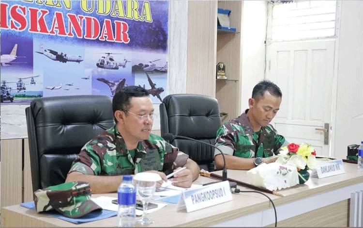 Pangkoopsud I Marsda TNI Bambang Gunarto didampingi DanlanudIskandar Letkol Pnb Ig. Widi Nugroho, saat memberikan arahan. (FOTO : ISTIMEWA)