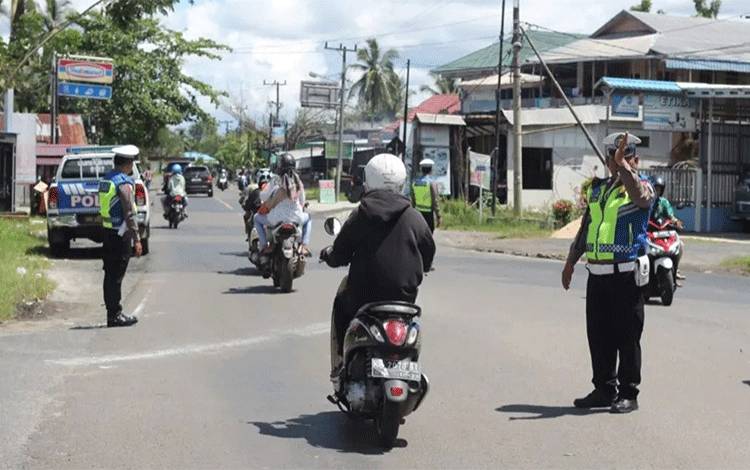 Personel Satlantas Polres Kapuas saat lakukan pengaturan arus lalu lintas di akhir pekan, Minggu, 30 April 2023. (FOTO: IST)