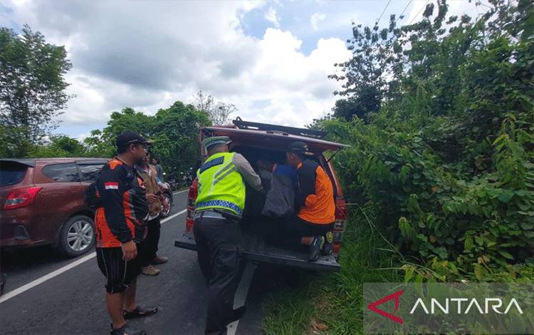 Polisi mengevakuasi jasad korban kecelakaan maut di Jalan Lintas Sumatra Kabupaten OKU Timur, Minggu. (ANTARA/Edo Purmana/23)