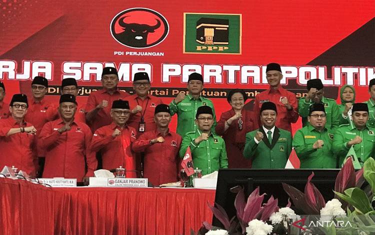 Jajaran Pengurus Pusat PDI Perjuangan dan Pengurus Pusat PPP berfoto bersama usai melakukan pertemuan kedua partai tersebut di Kantor DPP PDIP di Jakarta, Minggu (30/4/2023). ANTARA/Genta Tenri Mawangi