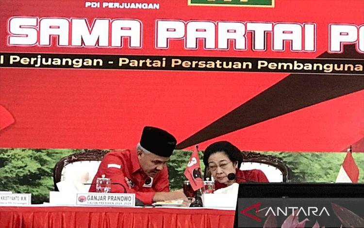 Ketua Umum PDI Perjuangan Megawati Soekarnoputri (kanan) berbincang dengan Ganjar Pranowo (kiri) pada sela-sela jumpa pers selepas pertemuan pimpinan PDIP dan PPP di kantor DPP PDIP, Jakarta, Minggu (30/4/2023). ANTARA/Genta Tenri Mawangi