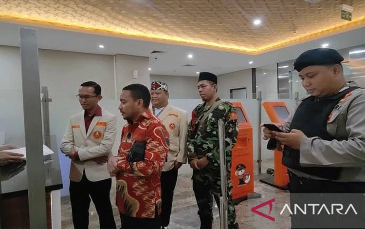 Sejumlah perwakilan Pimpinan Pusat Pemuda Muhammadiyah mendatangi Bareskrim Polri untuk melaporkan komentar Peneliti BRIN yang mengancam warga Muhammadiyah, Jakarta, Selasa (25/4/2023). ANTARA/Laily Rahmawaty