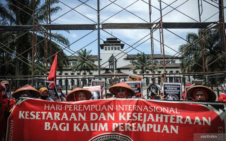Massa dari Serikat Buruh Militan melakukan aksi memperingati Hari Perempuan Internasional di Halaman Gedung Sate, Bandung, Jawa Barat, Rabu (8/3/2023). Dalam aksinya mereka menuntut pemerintah untuk segera mensahkan RUU PPRT serta penegakan hukum yang berpihak pada korban kekerasan seksual. ANTARA FOTO/Raisan Al Farisi/foc. (ANTARA FOTO/RAISAN AL FARISI)