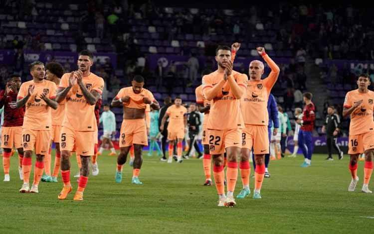 Para pemain Atletico Madrid merayakan keberhasilan mereka mengalahkan Real Valladolid dengan skor 5-2 pada pekan ke-32 Liga Spanyol di Stadion Jose Zorilla, Valladolid, Minggu (30/4/2023). (ANTARA/AFP/CESAR MANSO)