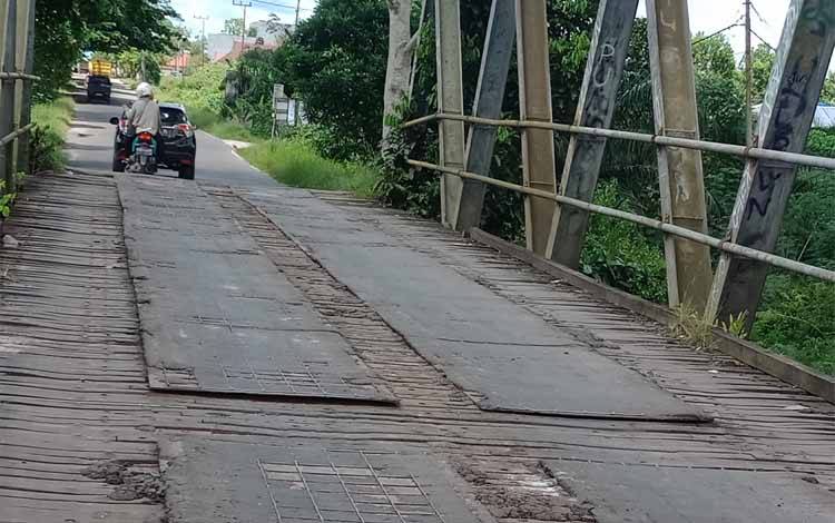 Sebanyak 2 pelat besi hilang di Jembatan Sei Mentawa, Jalan Kapten Mulyono, Sampit, Senin, 1 Mei 2023. (FOTO: DEWIP)
