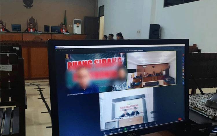 Terdakwa saat menjalani sidang virtual di Pengadilan Tipikor Palangka Raya belum lama ini (Foto : Apriando)
