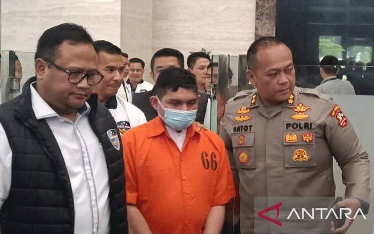 Tersangka ujaran kebencian sekaligus peneliti BRIN AP Hasanuddin mengenakan baju tahanan dengan nomor tahanan 66 saat konferensi pers di Bareskrim Polri, Jakarta, Senin (1/5/2023). (ANTARA/Laily Rahmawaty)