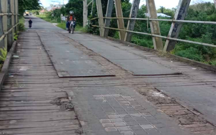 Sebanyak 2 pelat besi Jembatan Sei Mentawa hilang. (FOTO: DEWIP)